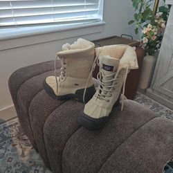 Size 7 Woman's Ugg Winter Boots 