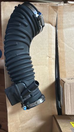 air cleaner outlet duct / air intake duct
