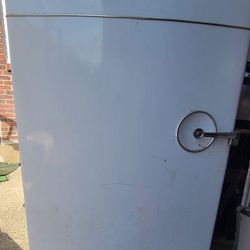 VINTAGE 1940'S TO EARLY 50'S FRIGIDAIRE REFRIGERATOR