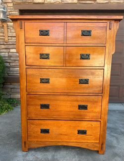 Gorgeous 5-drawer chest / tall dresser
