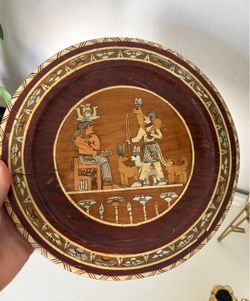 🌿 Vintage wooden decor with mother of pearl accents