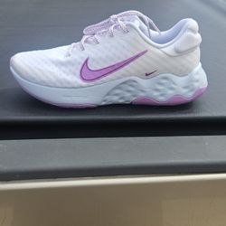 Brand new NIKE zise 8 1/2 in woman 