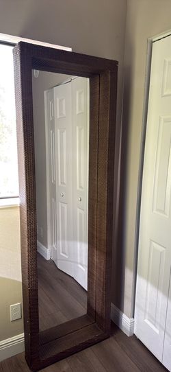 Brown Wicker Free-Standing Mirror – Excellent Quality, Great Condition