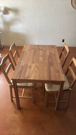 Table + 4 chairs dining room set