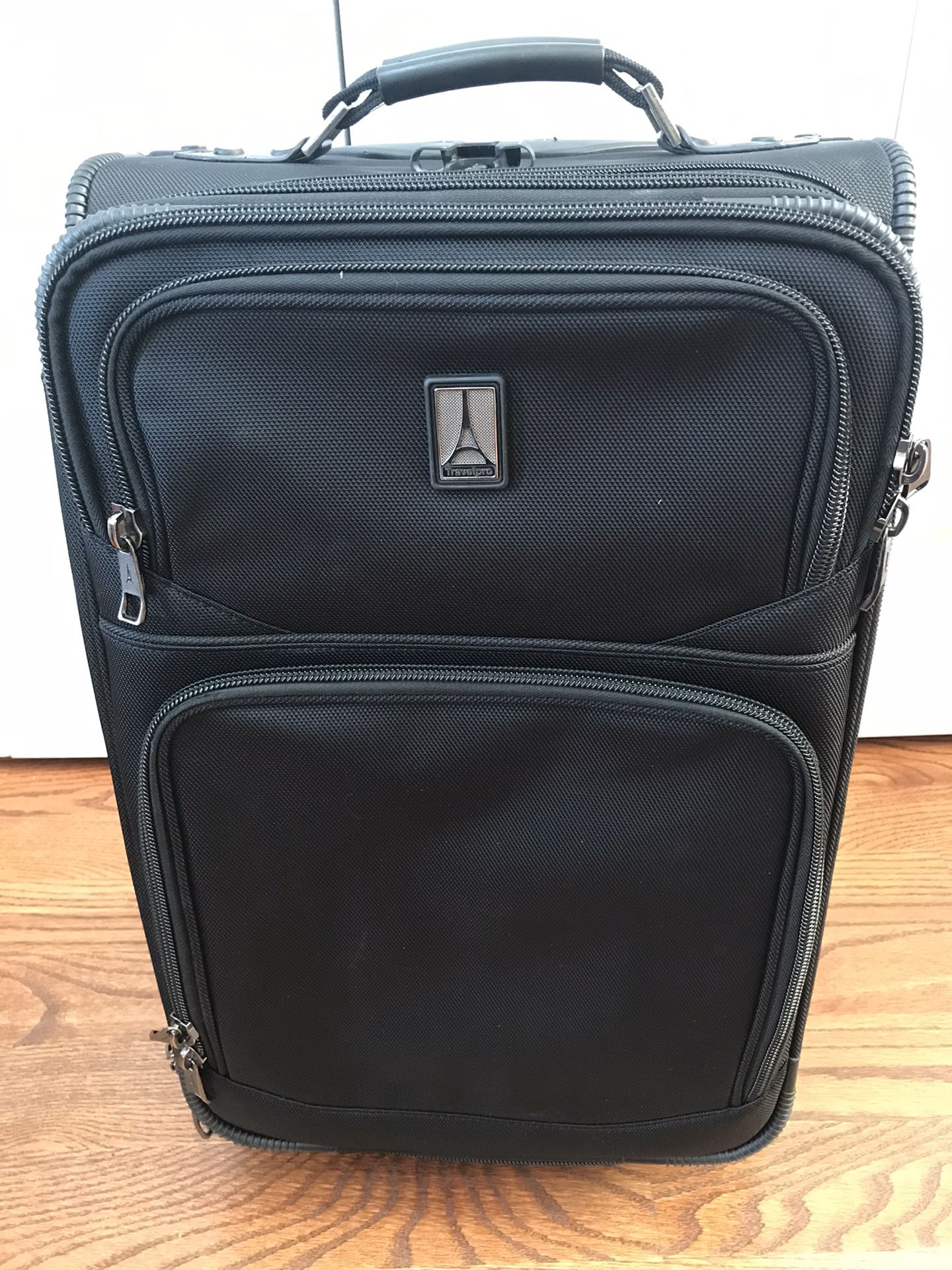 Travelpro Flightcrew 5 - carry on suitcase