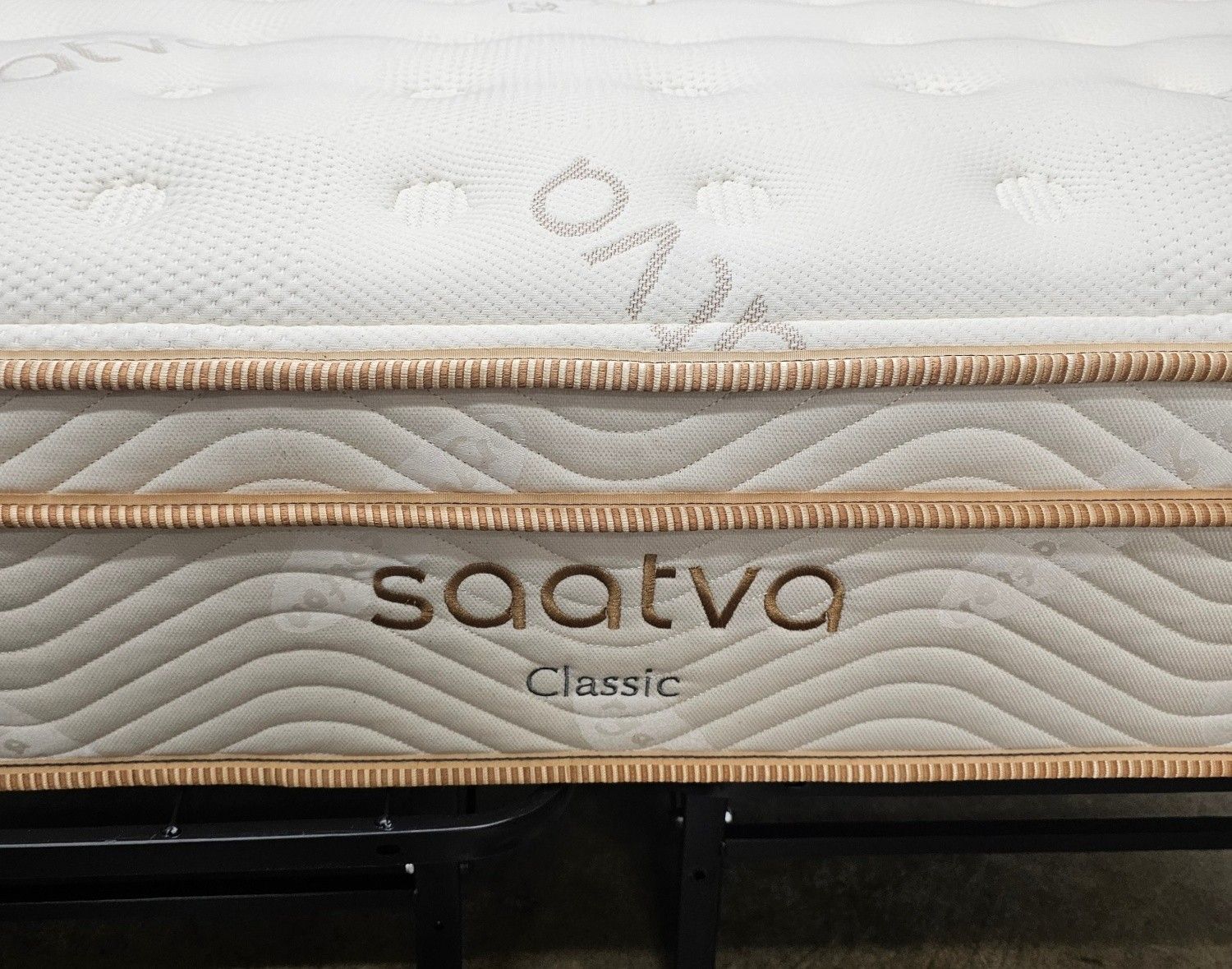 LIKE NEW! Saatva Classic Luxury-Firm Queen Mattress - Delivery Available