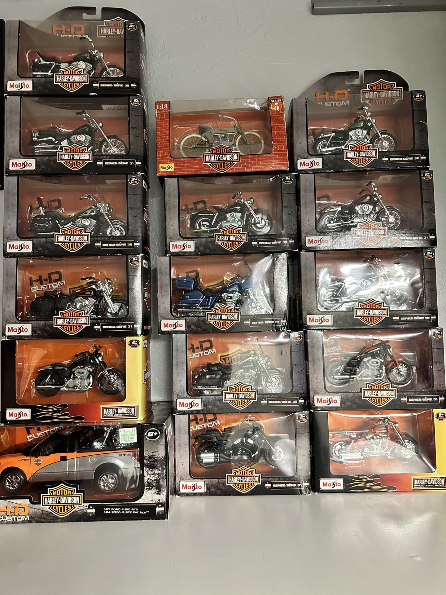 Harley Davidson Motorcycles & Truck Collectibles 1:18 Scale
