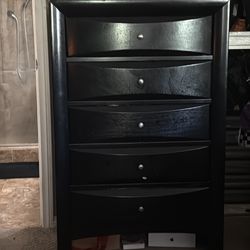 Sturdy dresser