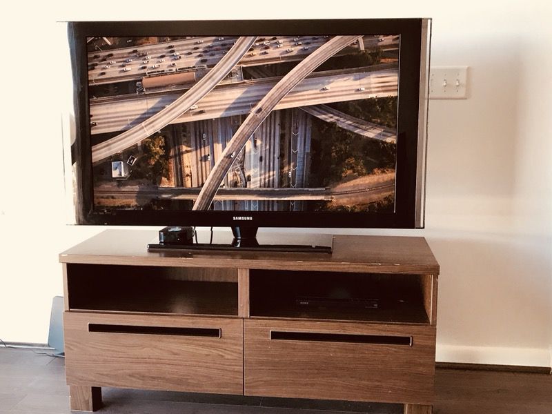 TV 55” with table and DVD