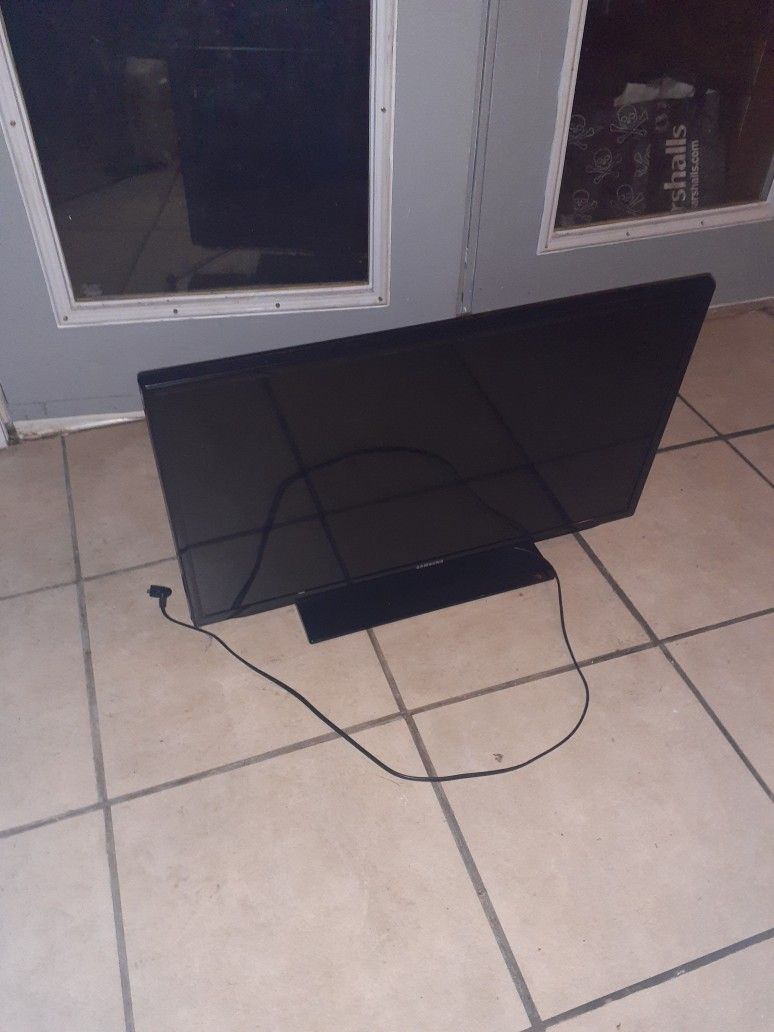 Samsung 32 Inch TV With Remote Works Great