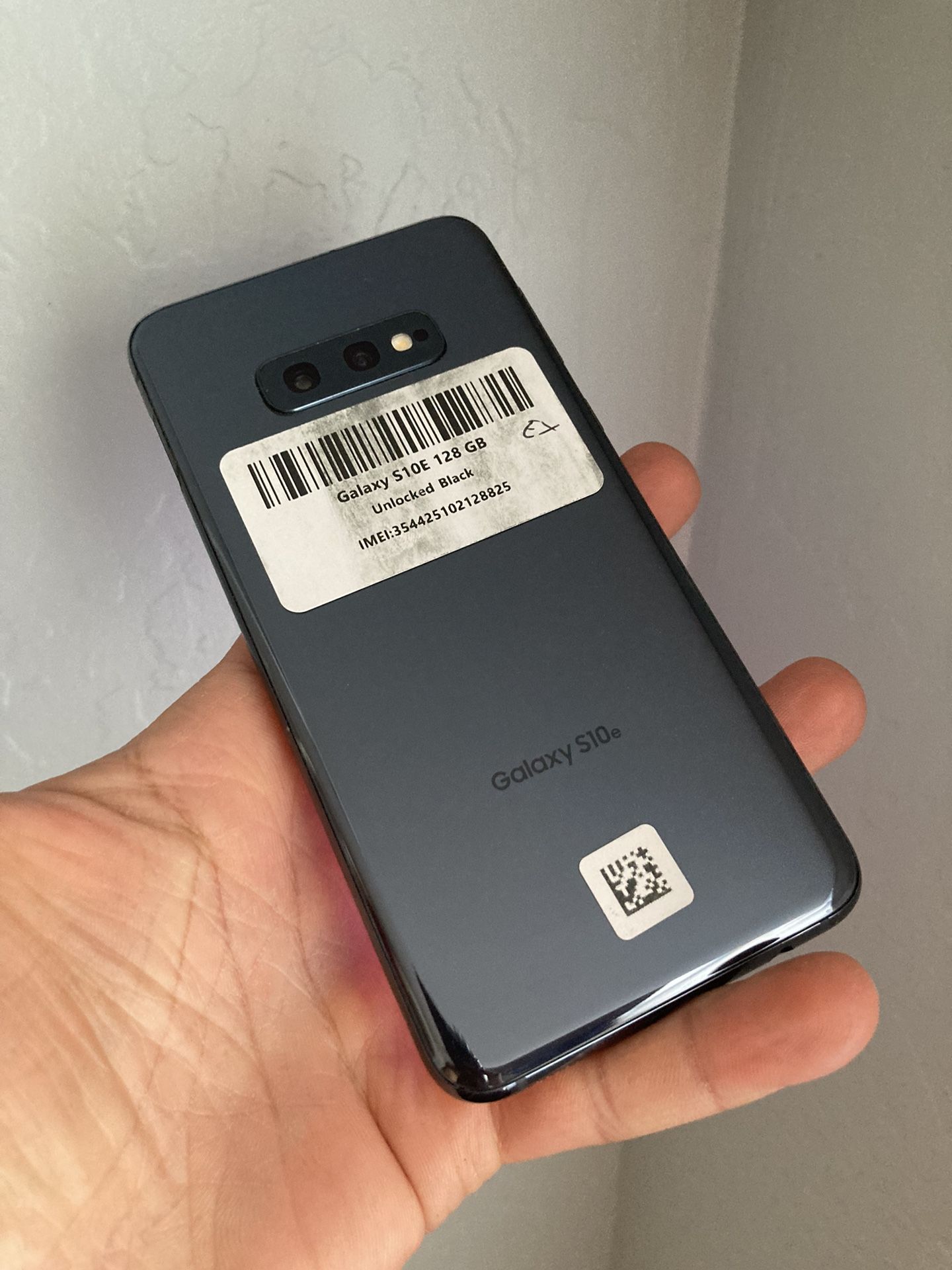 Samsung Galaxy S10e. Like New And Unlocked! No Activation Fees no Tax Electronics & Media
