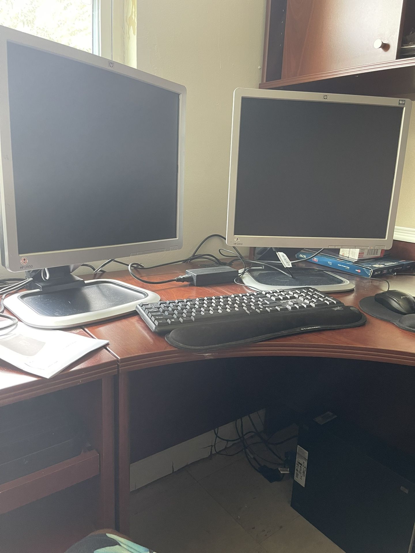Hp Elite With Dual Monitors And WiFi Adapter