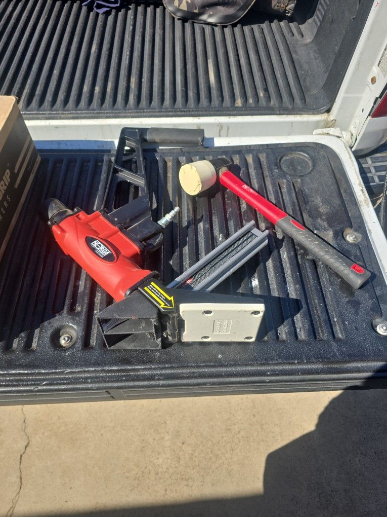 Norge 18 Gage Flooring Nailer With Mallet