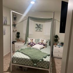 Four Post Bed frame 