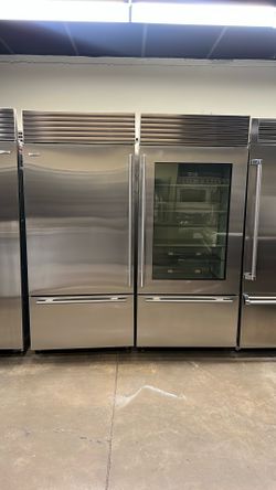 SUB ZERO 36”WIDE BUILT IN BOTTOM FREEZER REFRIGERATOR GLASS VIEW. 