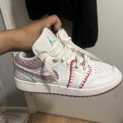 AIR JORDAN 1 LOW SE (GS) WHITE LIGHT BORDEUX-RUSHPINK DM9037-100