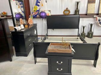 Black Sleigh 4 PC. Queen Size Bedroom Set. Brand New. MATTRESS SET IS NOT INCLUDED.
