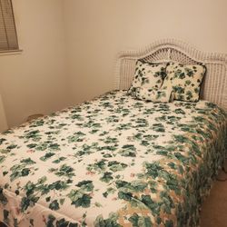 Beautiful Green And White  Ivey Plant With Pink Flowers Comforter Set...Size Full/Queen..Comes With 2 Pillow Shams And Comforter..Like NEW!