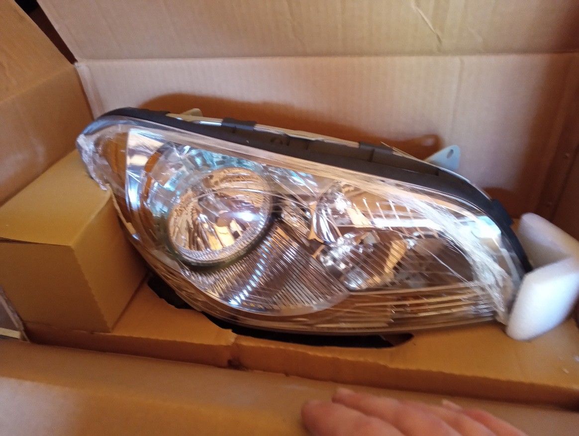 Brand New 2009 Chevrolet Malibu Passenger Side Headlight 