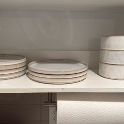 3 Large Plates 4 Medium Salad Plates And 3 Bowl 