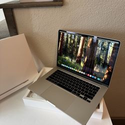 Apple 15” MacBook Air M3 Chip 8GB Ram 256SSD! Like New Condition! We Offer Financing! 