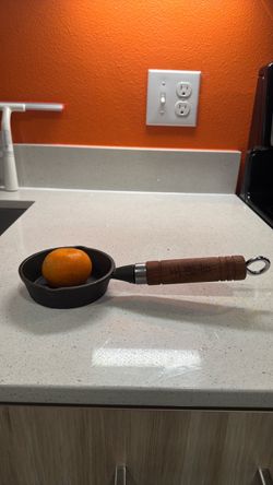 王源吉 Mini Cast Iron Skillet with Wood Handle