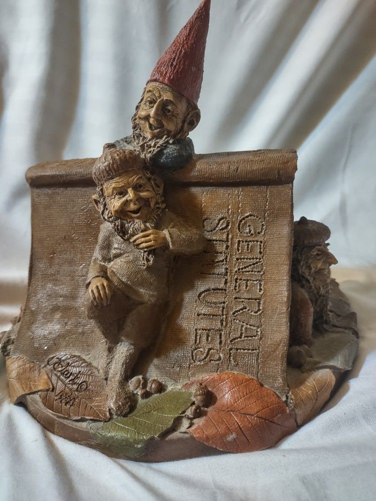 TOM CLARK NORM STATUES ( VERY COLLECTABLE)