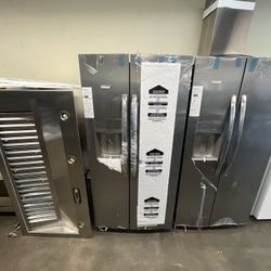 NEW FRIGIDAIRE TWO DOOR REFRIGERATOR 33” WITH ICE AND WATER DISPENSER 