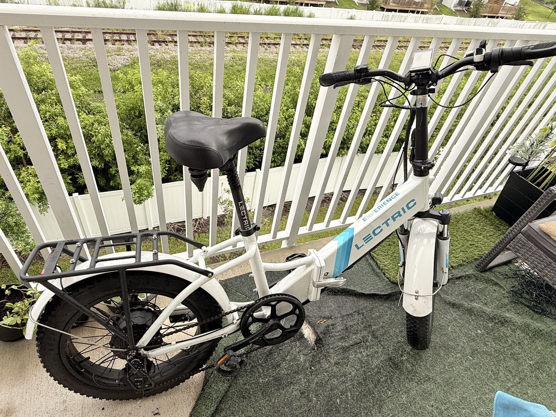 LECTRIC EBIKE RIDES LIKE NEW