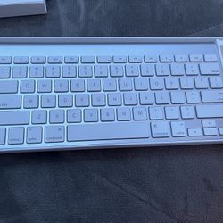 Apple Keyboard 