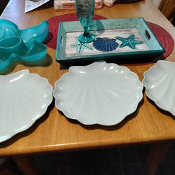 A Decorative Tray With Glass And Decorative Pleats