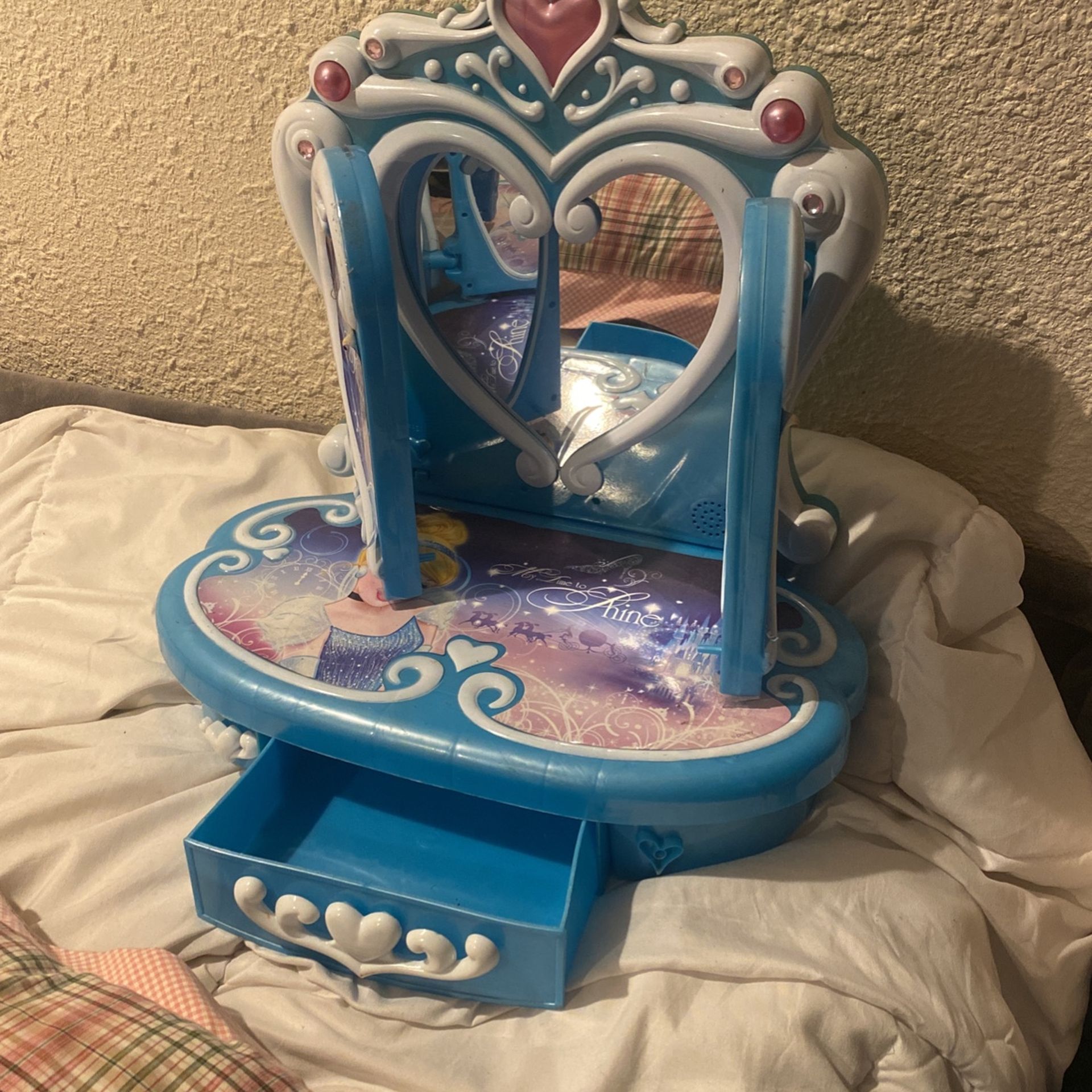 Kids Mirror Princess Vanity For Their Room Very Cute