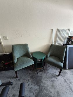 2 chairs and coffee table
