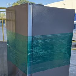 Insignia™ 18 Cu. Ft. Top-Freezer Refrigerator – Stainless Steel $389