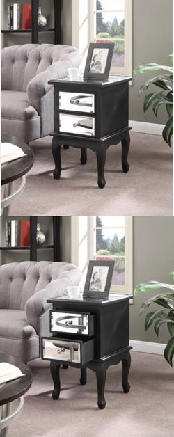 Beautiful High Quality New Mirrored Wooden End Table/Night Stand