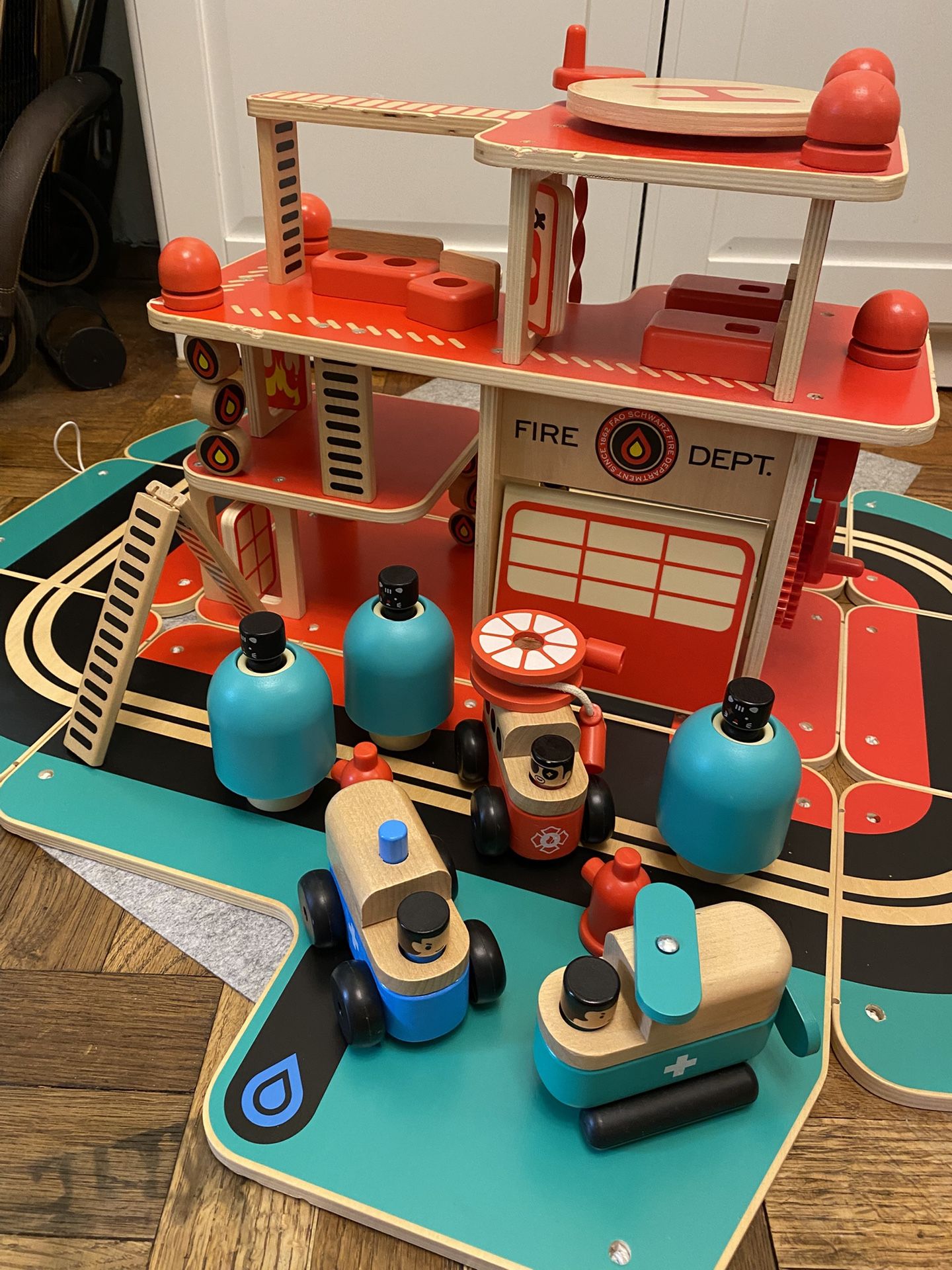 Fao Schwartz Toy fire department House Truck & 14 Accessories GUC