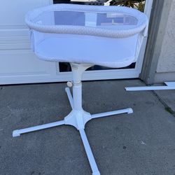 HALO Bassinest Swivel Sleeper – Great Condition