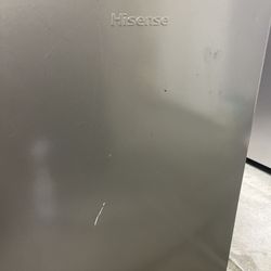 Hisense Mini Refrigerator With Freezer 4.4cu Ft 
