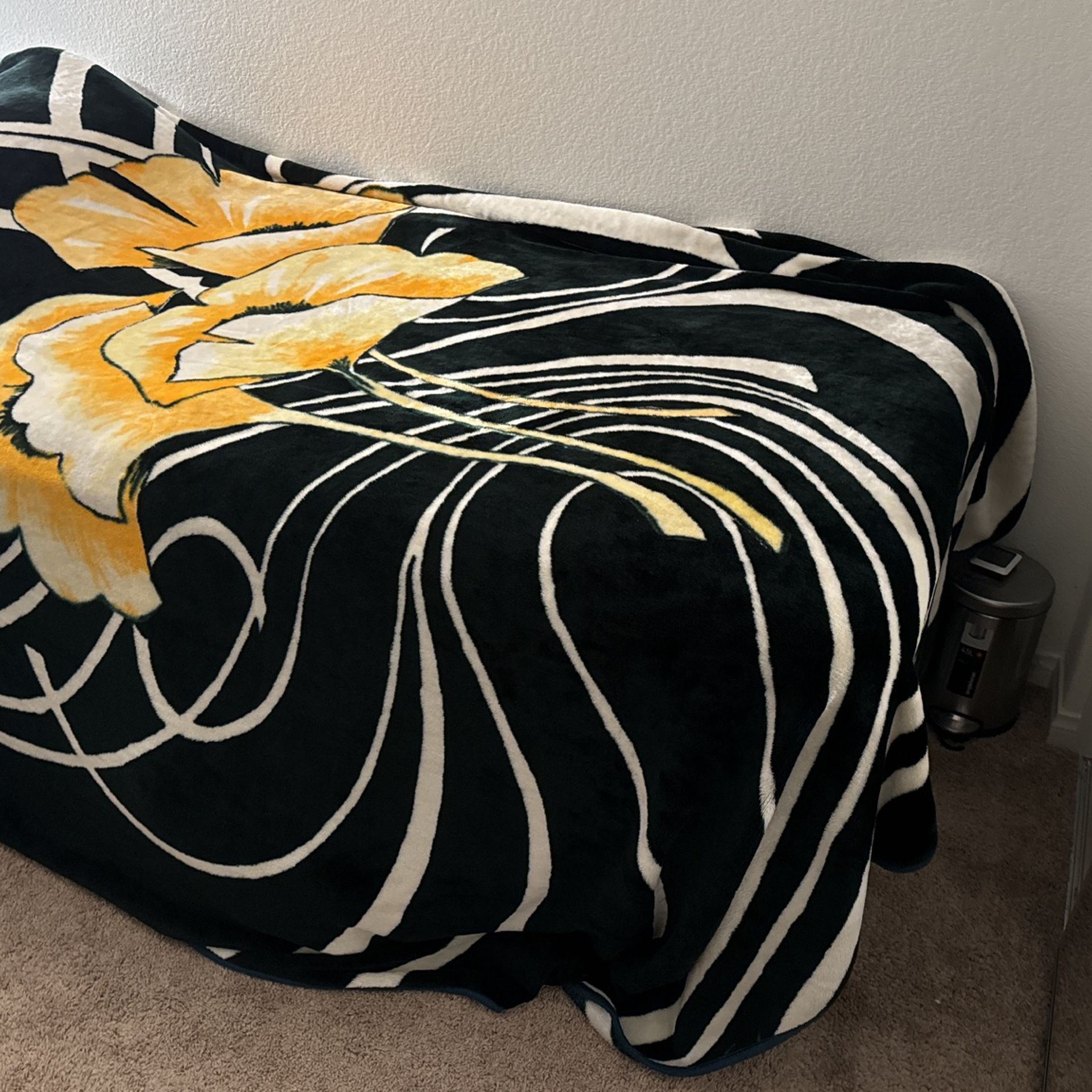 Queen Size Therapeutic Bed. Come With Set. Fresh Like New, Barly Used. 