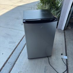 Mini Fridge  4.3 Cu Ft