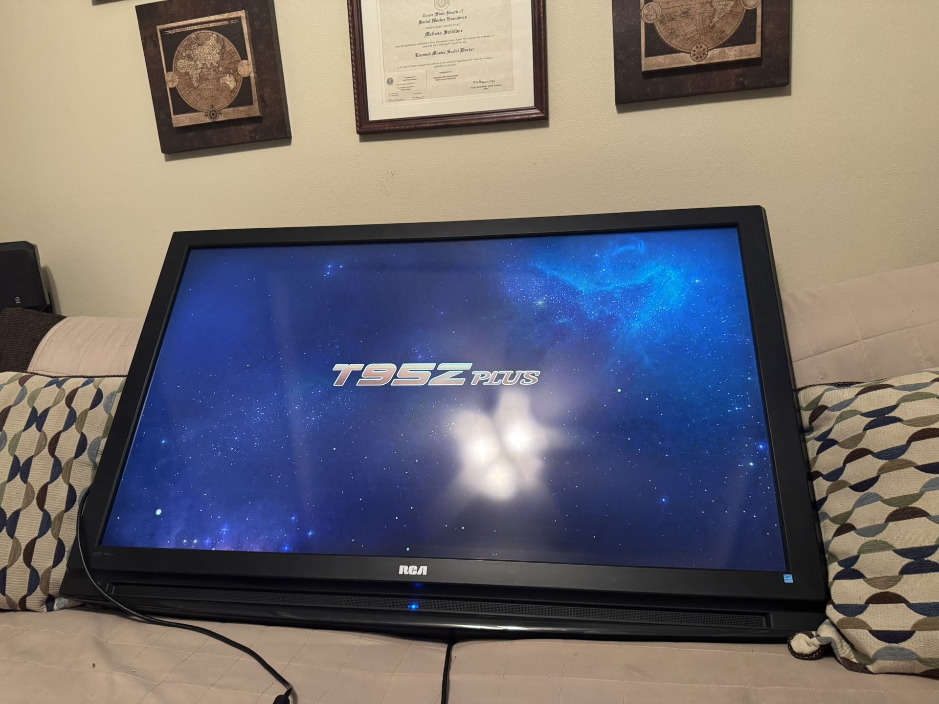 40 Inch RCA, T95z Streaming Box, Wall Mount