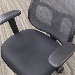 Mesh Office Chair – Excellent Condition – No Pets/Smoke