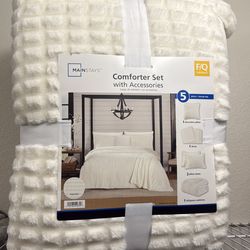 Comforter  bed in bag 50$ firm fits queen or full