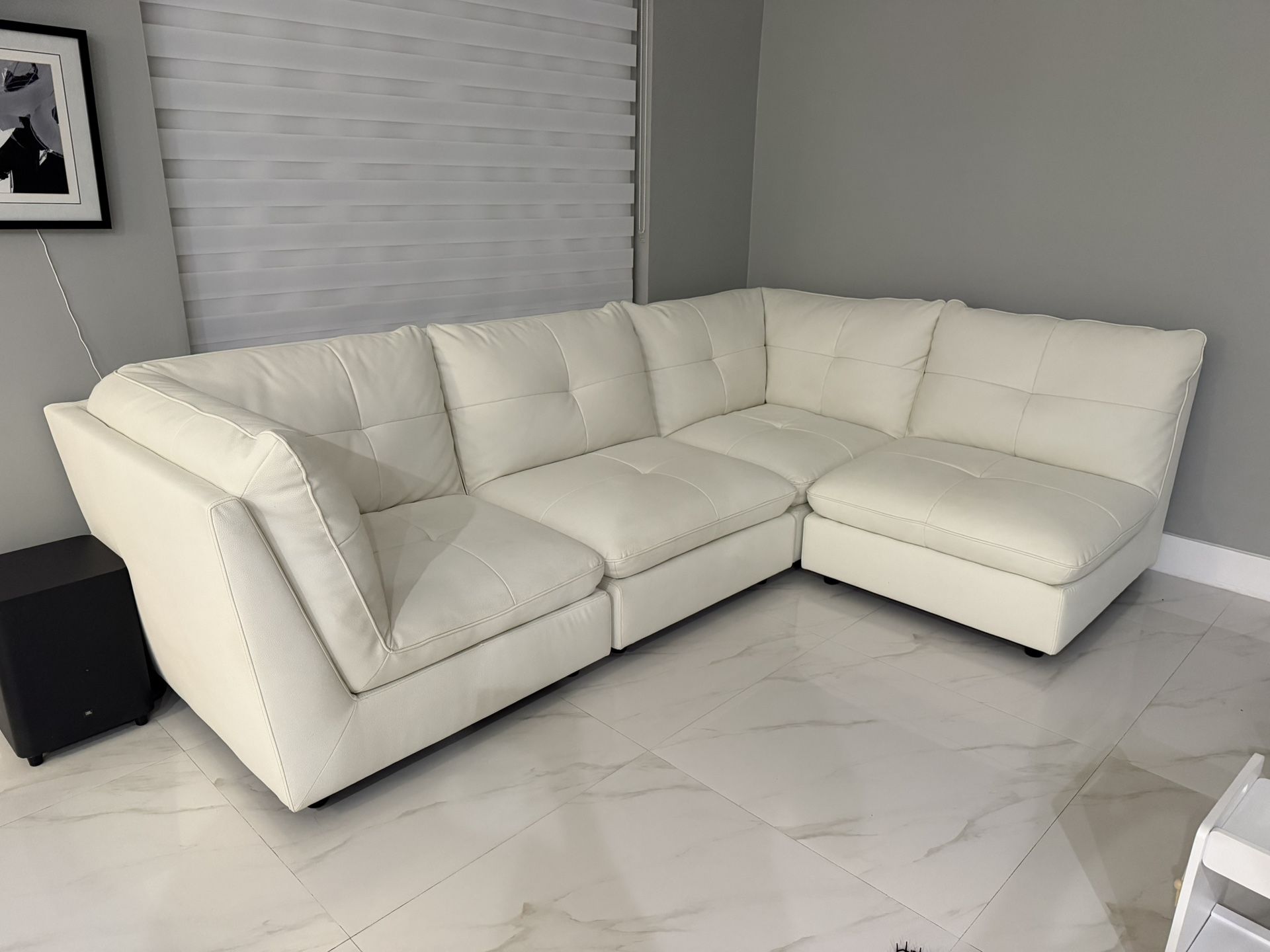 White Leather couch 4 Pieces (City furniture set)