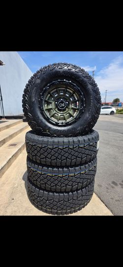 17" Black Rhino w/ 33" Goodyear MT tires