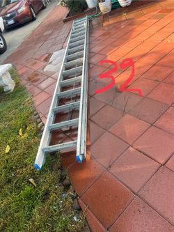 Escalera de 32 pies de aluminio, casi nueva, buena marca muy barata