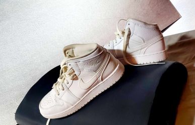 NIKE AIR JORDAN 1 MID TRIPLE WHITE