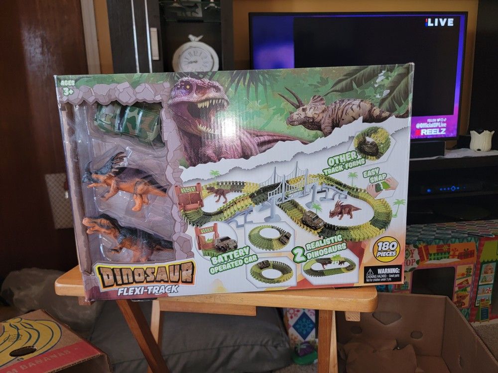 🙂NEW 180 PC DINOSAUR FLEXI-TRACK. INCLUDES DINOSAURS AND A BATTERY OPERATED CAR.  EAST SNAP
