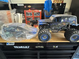 RC truck Losi 1/10 LMT