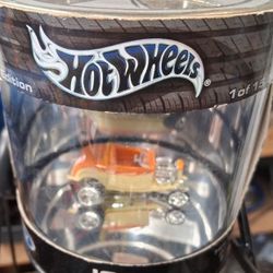 HOT WHEELS.   32 FORD. IN CASE